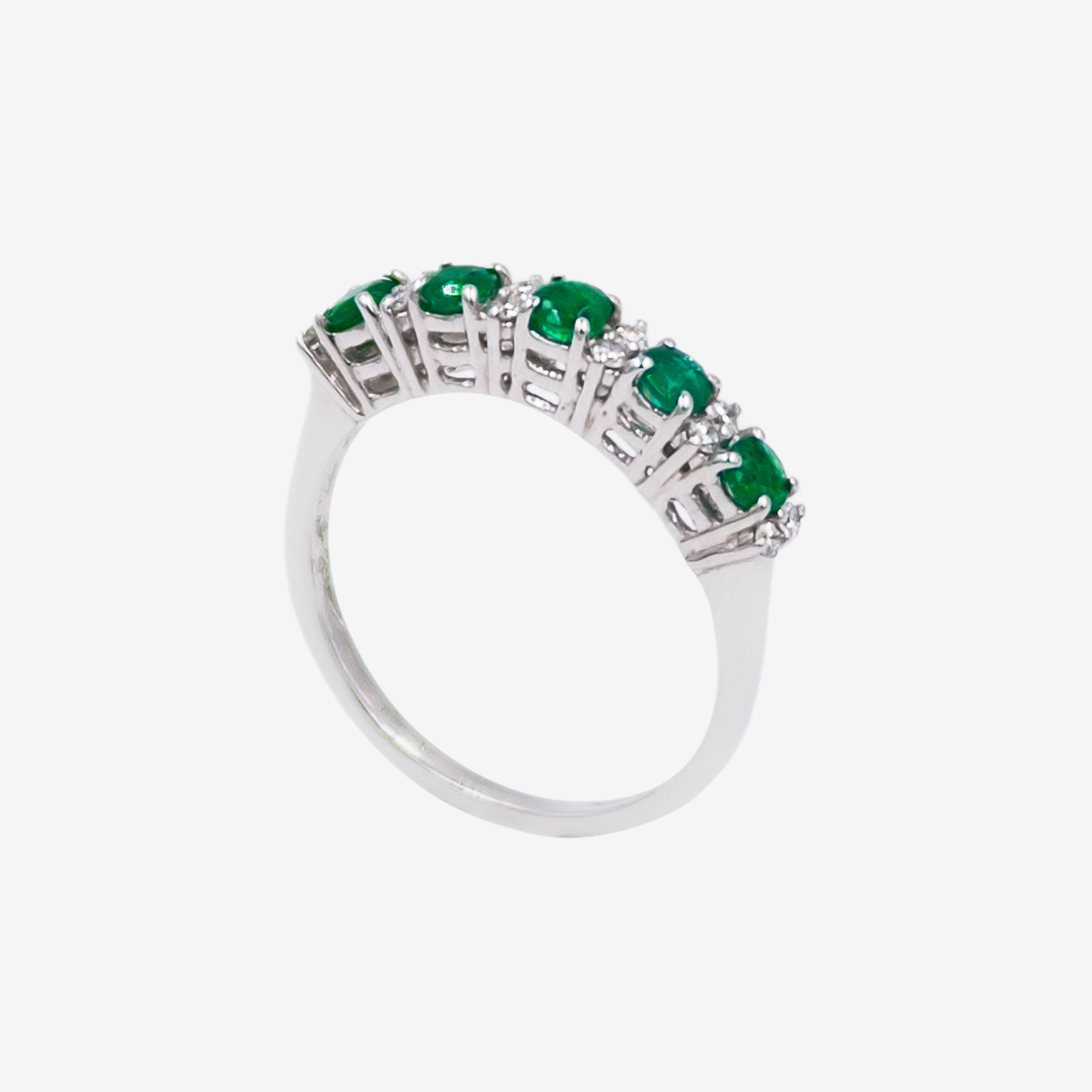 Exquisite emerald store ring